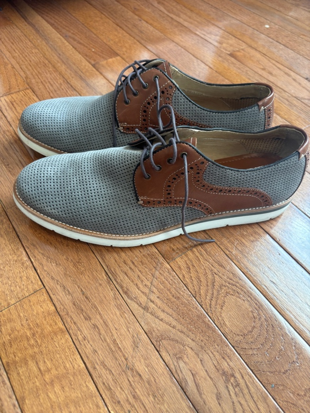 Johnston & Murphy Compton size 10Grey Oxfords with Brown Sheepskin Trim